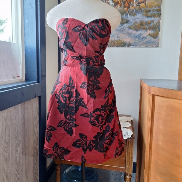 CO Strapless Burgundy/Red and Black Floral Dress, Size 8, RN#66170 - Picture 5 of 16
